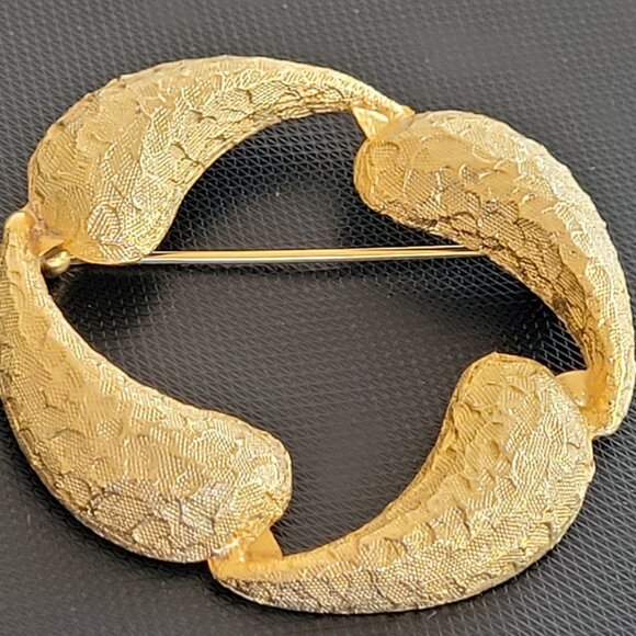 Vintage Gold Tone Textured Round Brooch - Picture 6 of 9